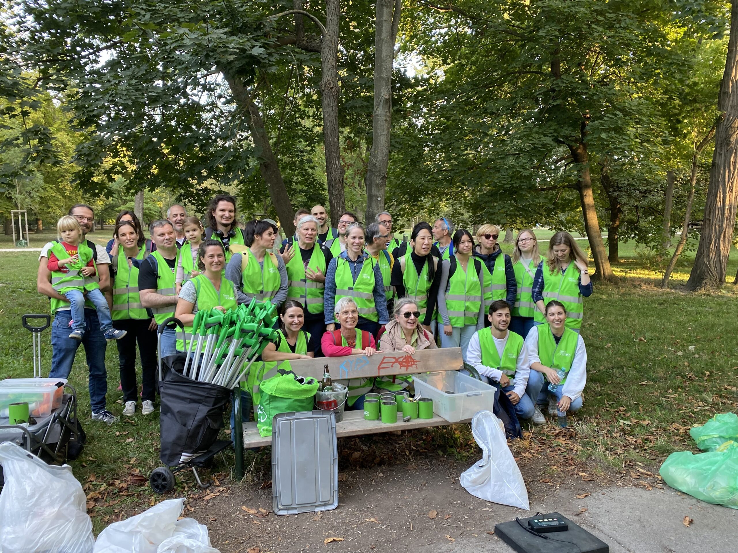 Firmenteam bei einem gemeinsamen Cleanup-Teamevent