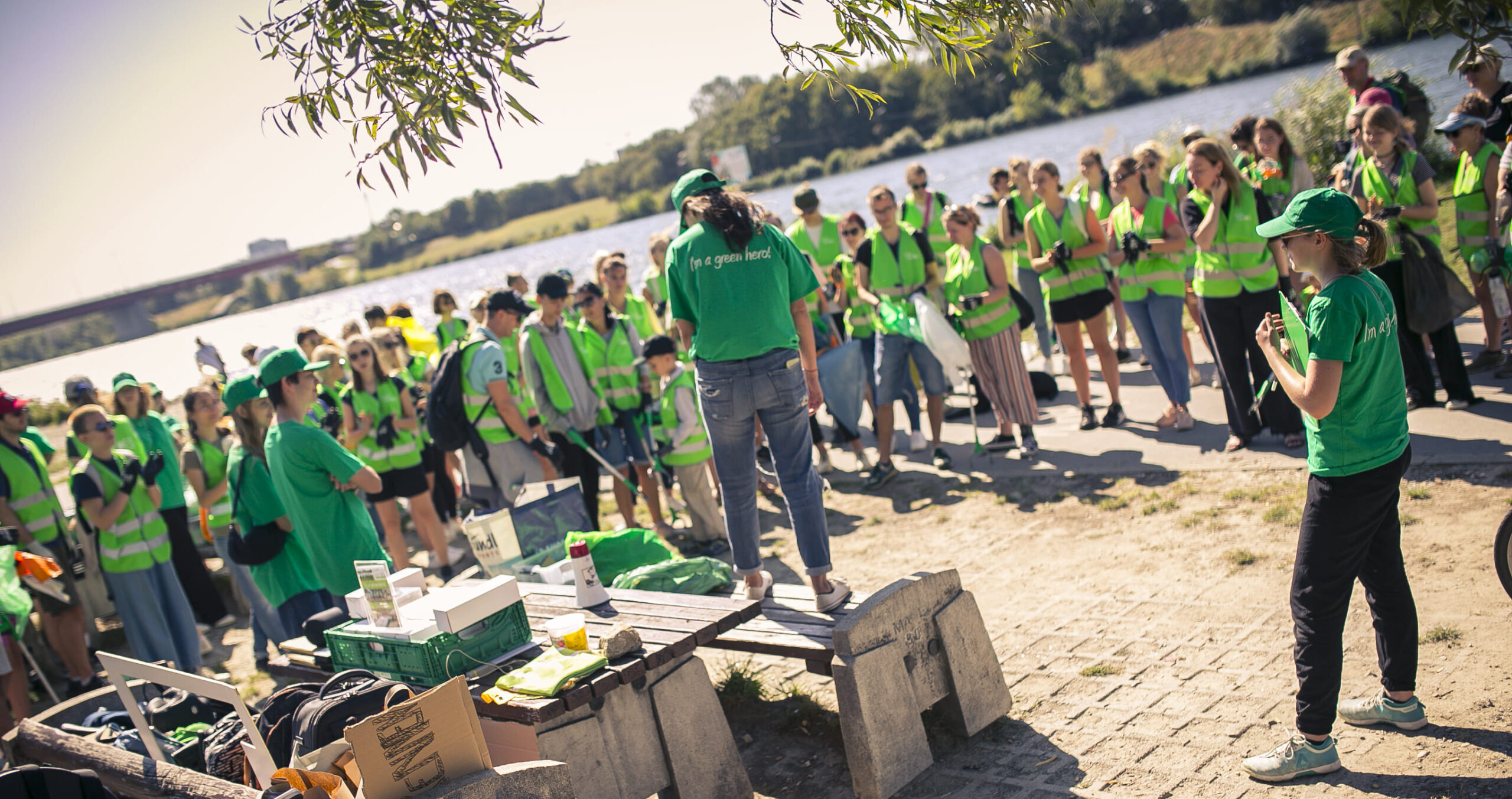 Große Gruppe von Freiwilligen bei einer Cleanup-Großaktion