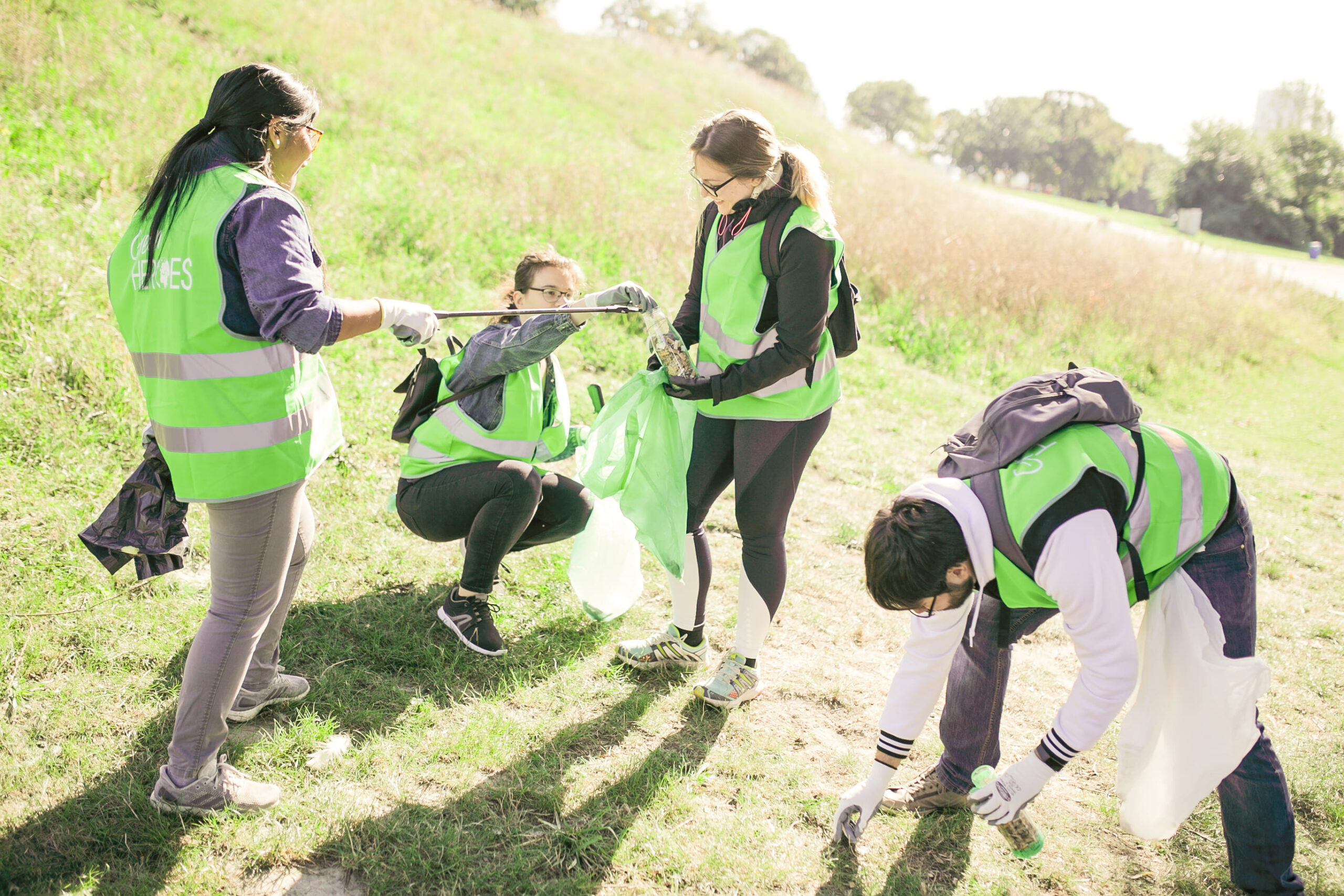 Ehrenamtliche sammeln gemeinsam Müll bei einem Green Heroes Cleanup