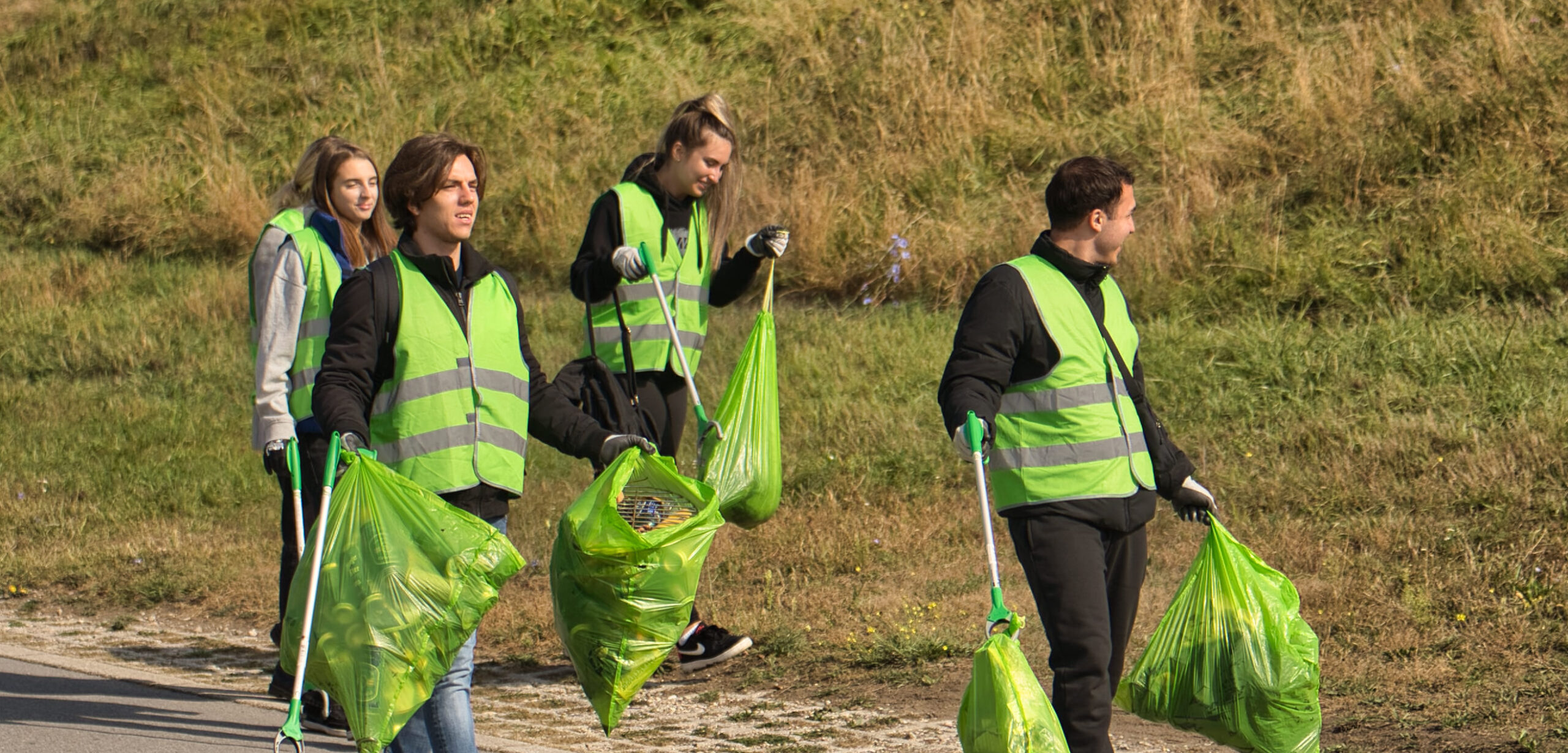 Schüler:innen sammeln Müll in der Natur