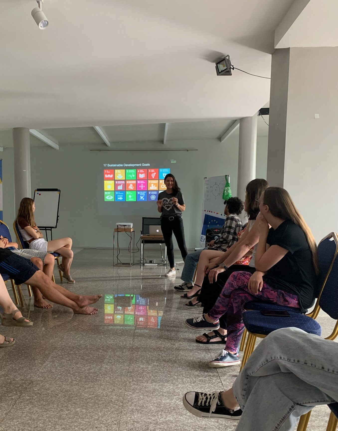 Jugendliche arbeiten an Laptops bei einem Workshop zu digitaler Nachhaltigkeit