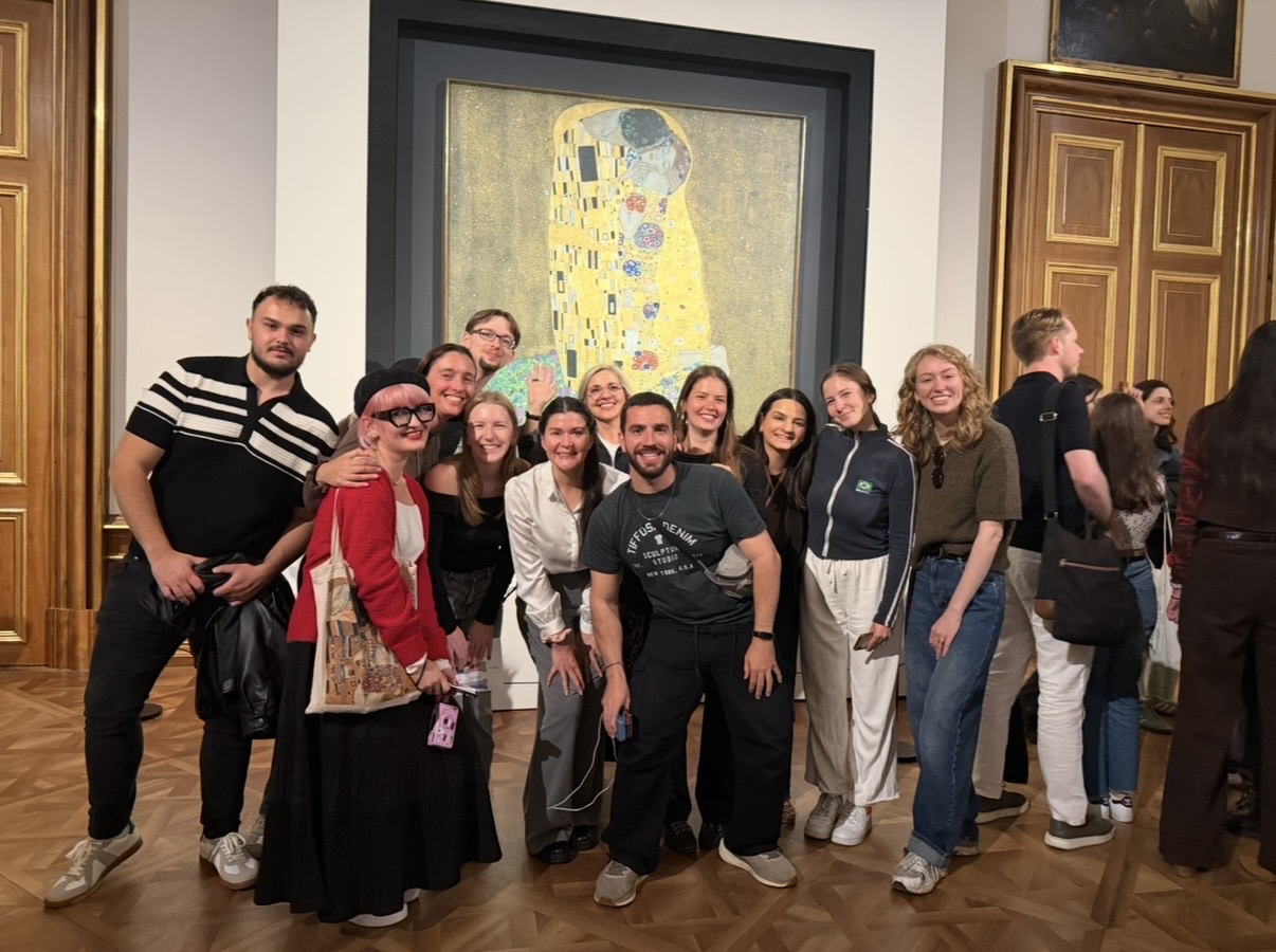 Teilnehmer:innen des A-WEAR Erasmus+ Projekts beim Besuch des Belvedere in Wien
