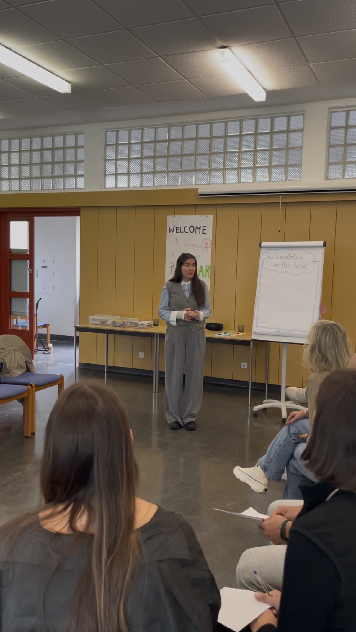 Elizabeth Toth leitet eine Umweltbildungsaktivität im Rahmen des internationalen A-WEAR Erasmus+ Projekts