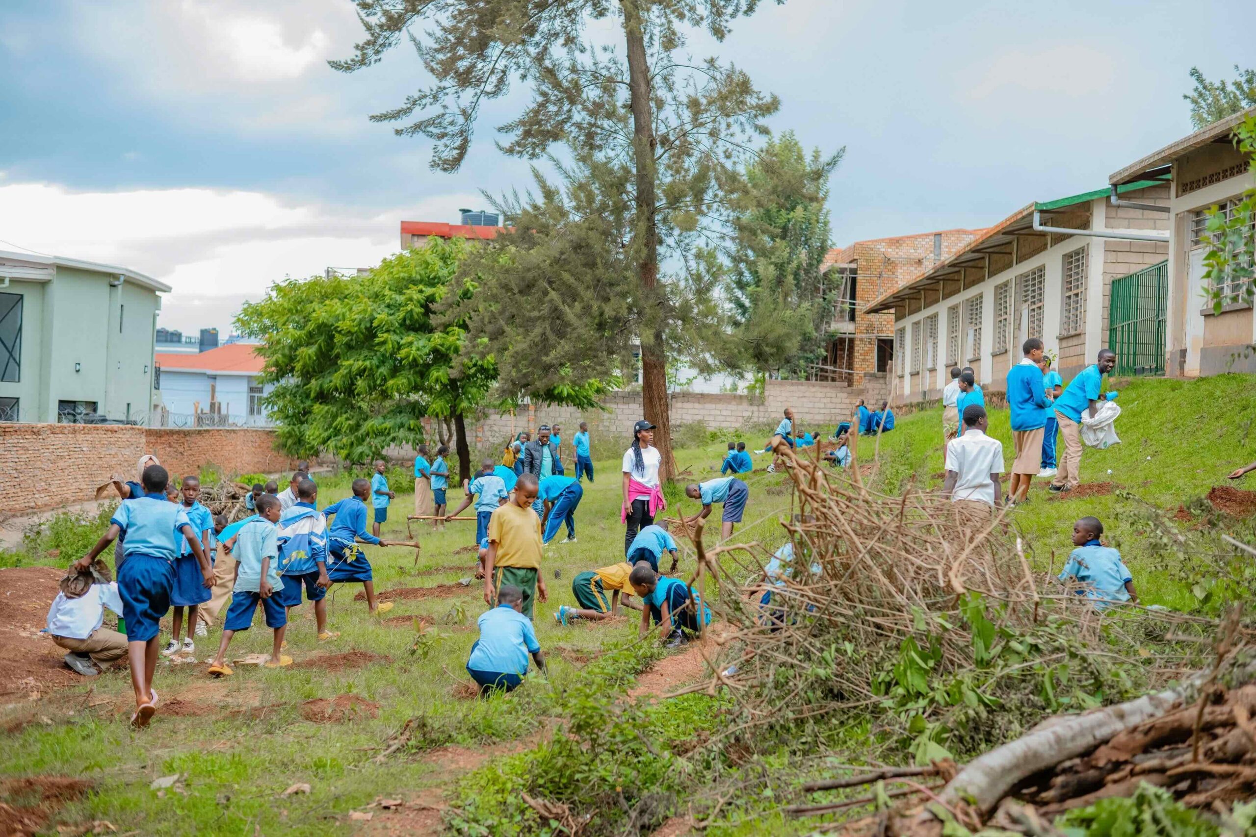 Baumpflanzprojekt mit Schülerinnen und Schülern in Rwanda